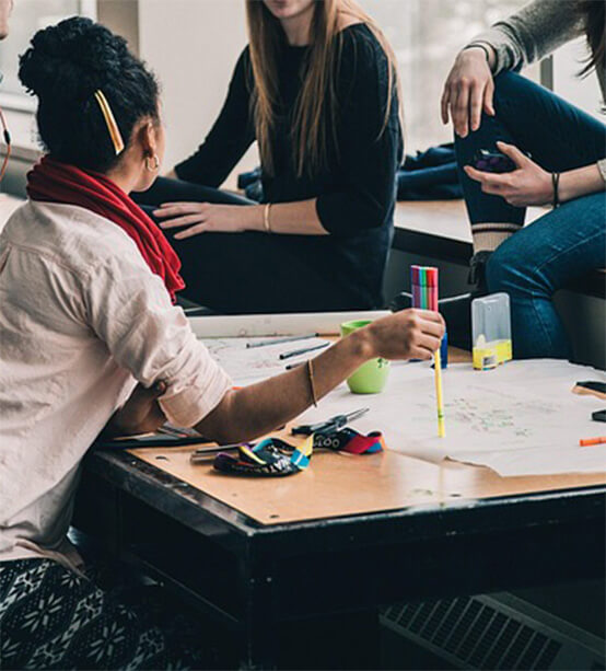 テーブルを囲んで話す人々